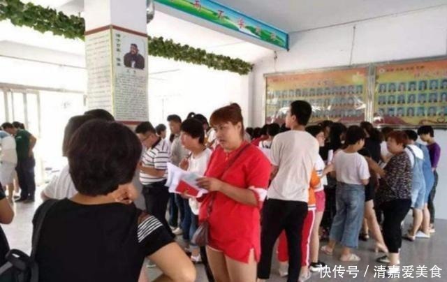 开心|孩子拿奖拿到“手软”,当家长的却满脸愁容,网友:这谁能开心?