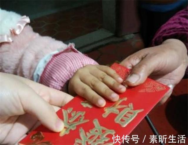 孩子|“孙子外孙一样疼”，姥姥给两个孩子发红包，宝妈打开后很心寒