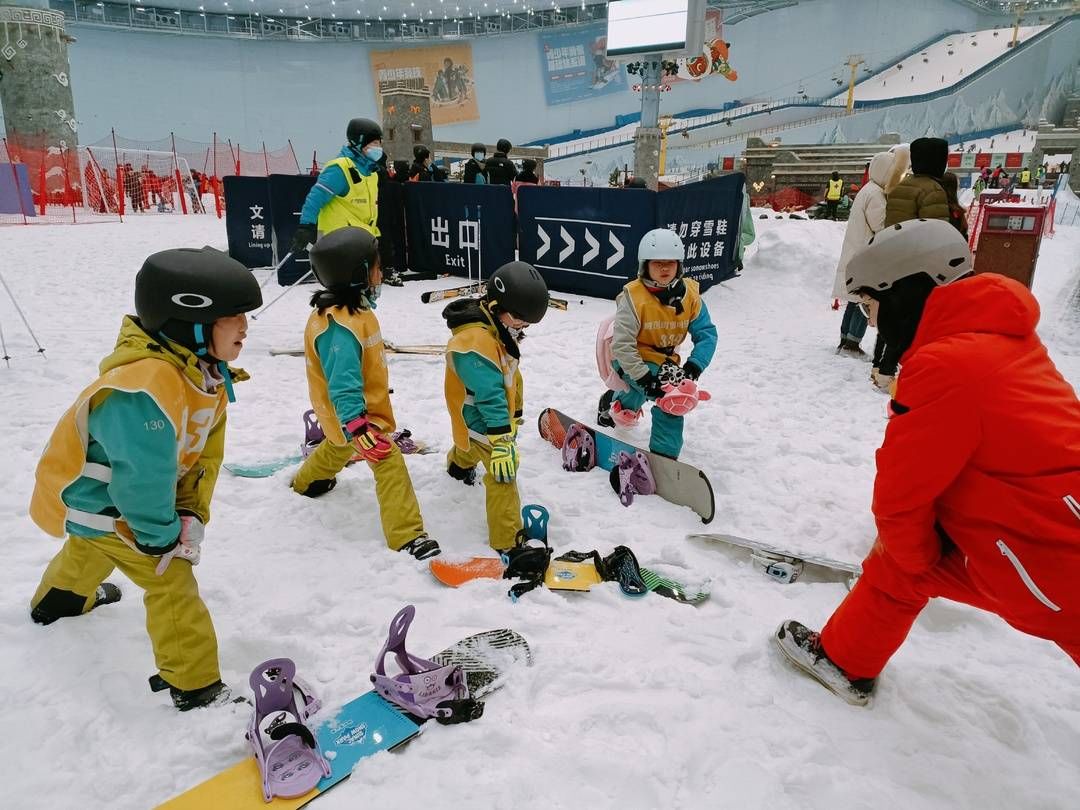 西岭雪山|冬奥掀起四川室内滑雪热 封面新闻实地探访：滑雪装备销量大增