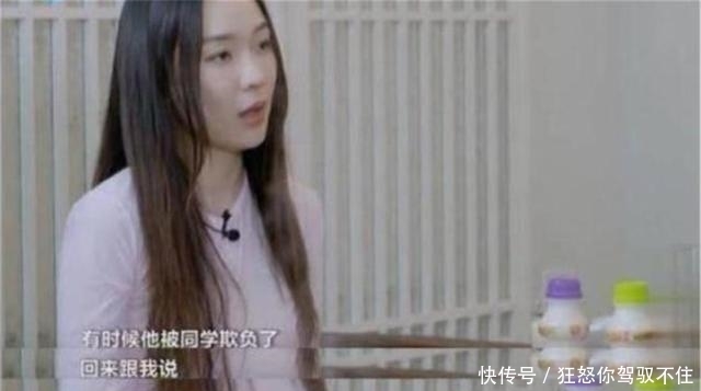 杜江与嗯哼冲浪曝光,嗯哼右脚边的东西却惹争议,该不该佩戴?