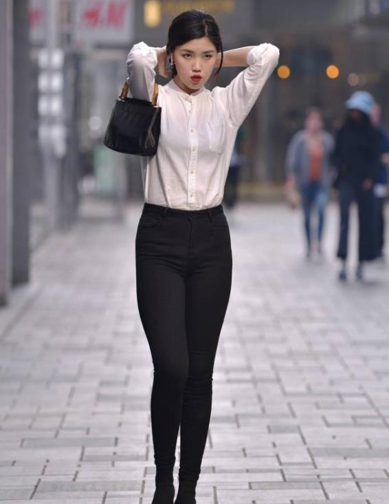 一字肩|小姐姐身穿一字肩上衣,下半身搭配黑色短裤,清新靓丽又显气质