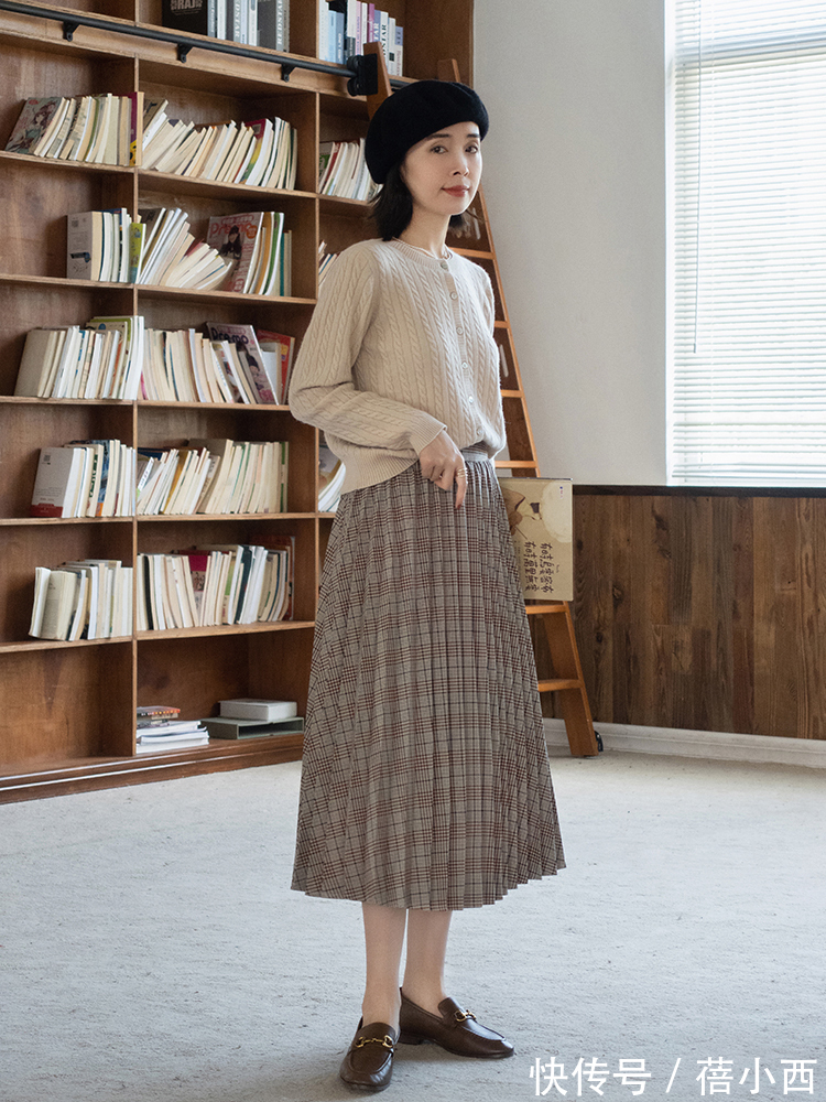 穿搭 今年火了一种穿搭,叫“针织衫+半身裙”,不仅知性而且超有气质