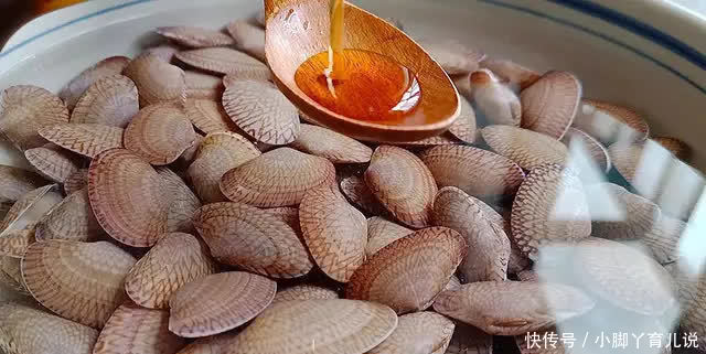 洗花蛤时，最忌直接加盐洗，老渔民教我3招，花蛤疯狂吐沙