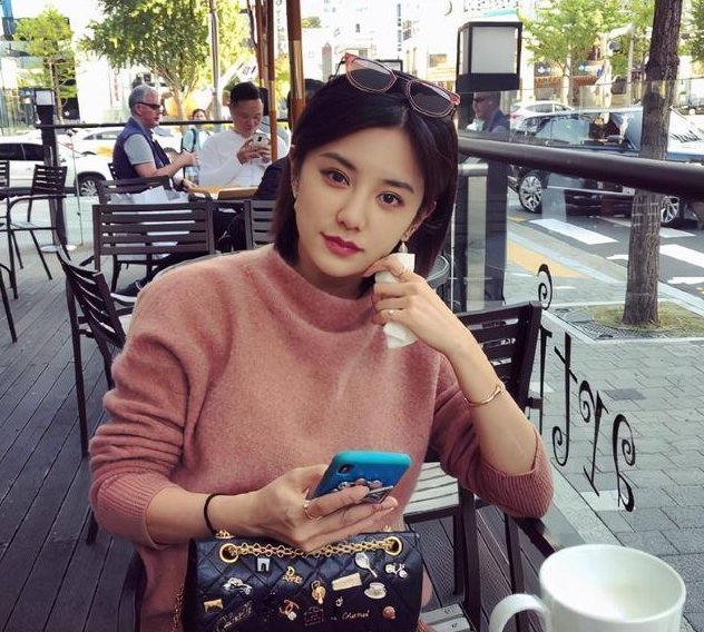 美女主持穿衣失误,少穿一件衣服,同台张国立硬是60分钟没转头!