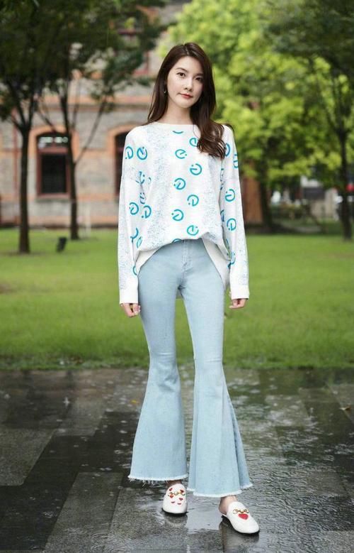 别用裙子配卫衣了！今年流行“卫衣+裤子”，特有范，小个子也爱