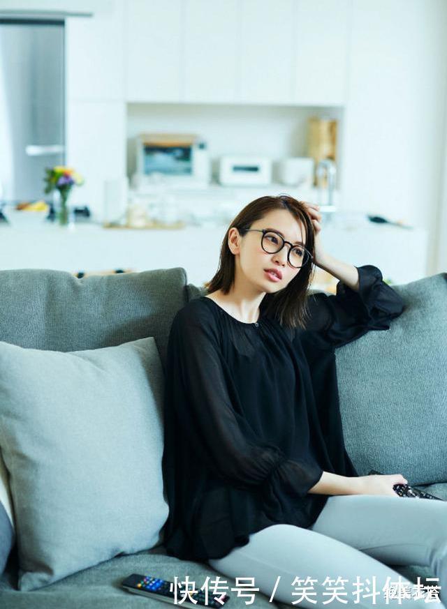 优衣库啥时候这么贴心了瞧日系“宅家穿搭”,基本款照样很时髦