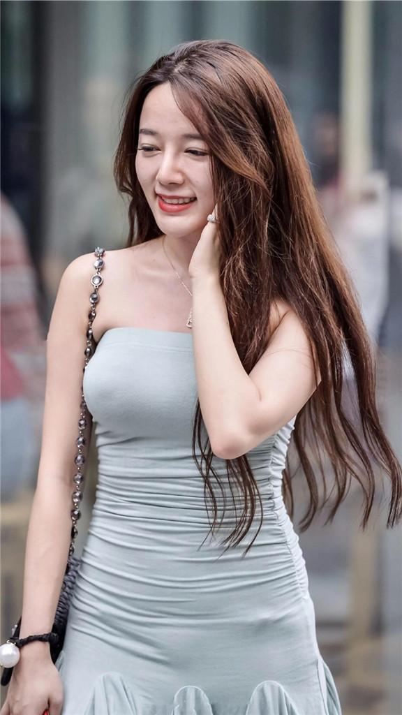 街拍这种夏日短裙，属于甜甜的初恋时尚路线