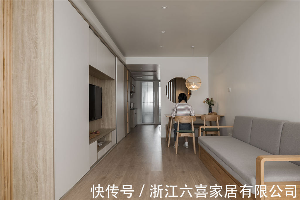 玄关|平面设计师的家|探索过一切华丽的色彩和线条,回归最质朴的自然栖居世界!