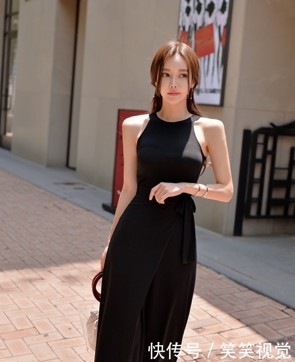 凹凸有致|美女小姐姐搭配黑色连衣裙，秀出婀娜多姿好身材，突显时尚妩媚