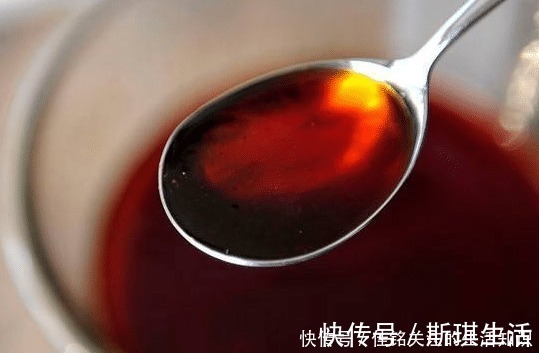 炒糖色时,第一步不要直接放冰糖!多加一步,糖色更红亮不发苦