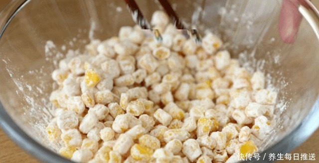 教你在家做“黄金玉米烙”,牢记这2点,做的玉米烙不散更好吃