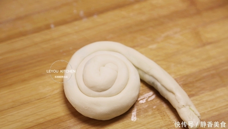找对方法,即使用冷水和面,烙好的葱油饼,照样外酥里软
