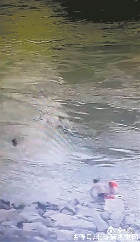 游泳|69岁大妈下水救起200斤男子，瞬间反应改变救援方式