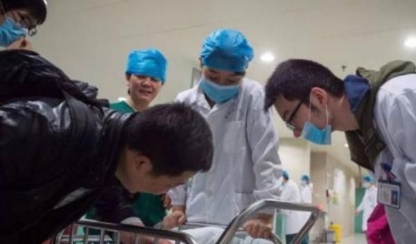 双胞胎|25岁妇女生了一对双胞胎,产房外有六个“爸爸”,护士感到很困惑