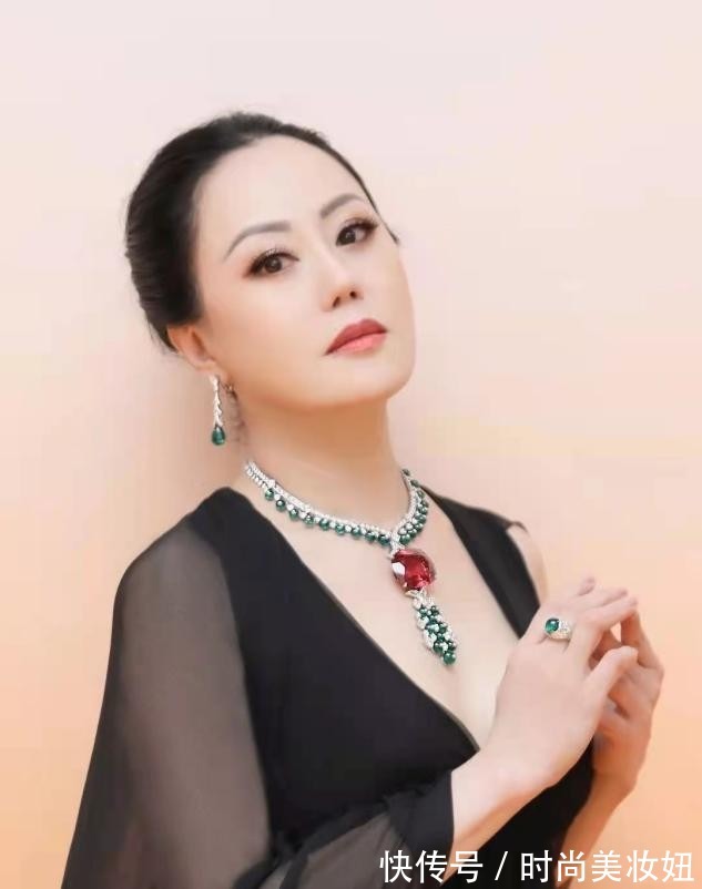 穿搭 章小蕙天生“贵妇气质”,穿黑色深V连衣裙,华丽贵气还优雅