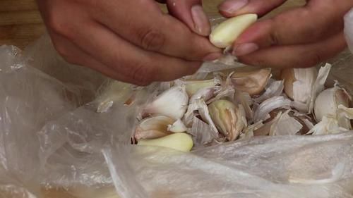 小机关|原来大蒜上还藏着小机关，一碰皮就脱落，今天才知道，太实用了