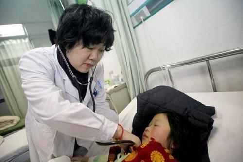 4岁孙女误吞干燥剂，奶奶“解救”方法太有效，被医生称赞