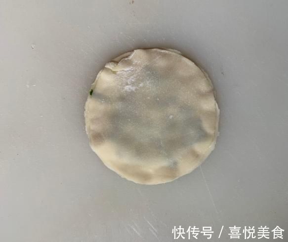 葱油饼|饺子皮吃出新花样，10分钟的快手早餐，香酥脆，好吃极了