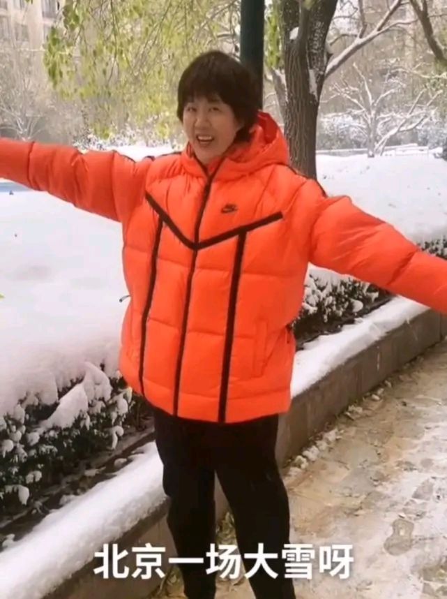 女排|郎平在小区内玩雪!坦言好久没打雪仗了,提醒球迷别忘了吃饺子