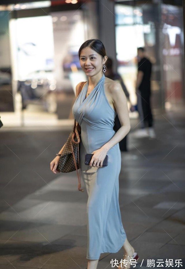 鞋子 清纯风格中也能含有轻熟气质,镶满白珍珠的鞋子高贵气息满满