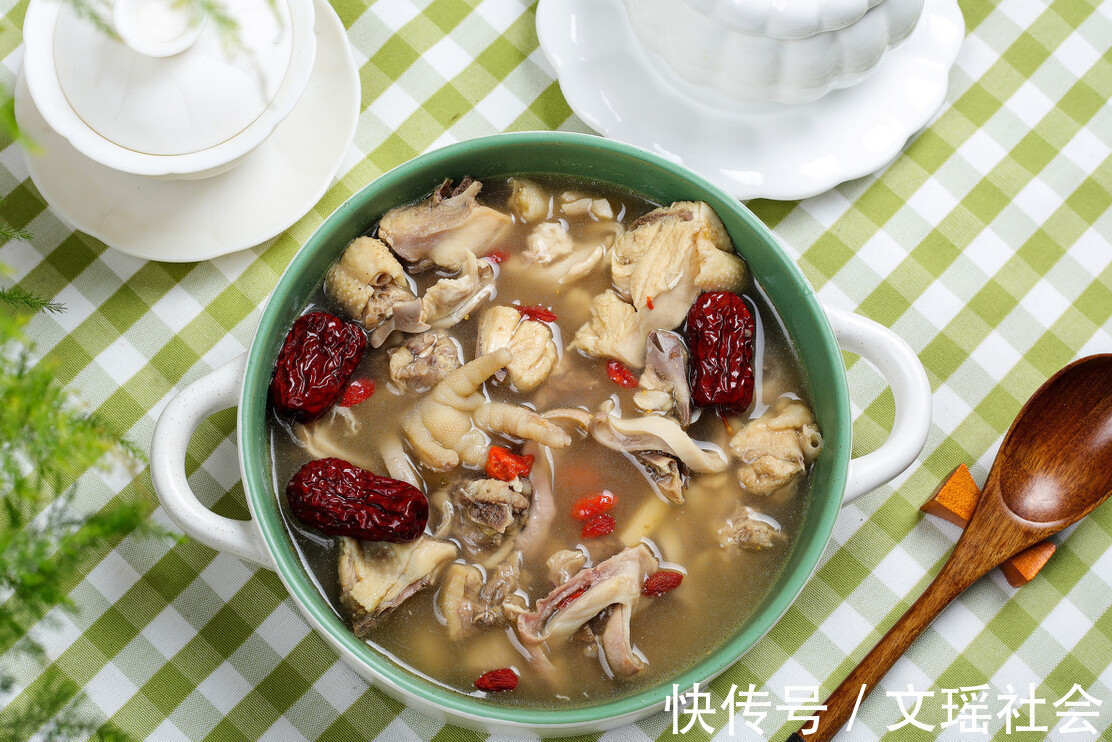 鸡肉|炖鸡汤,别直接加水炖,记住3个技巧,鸡汤鲜美不腥,营养又好喝