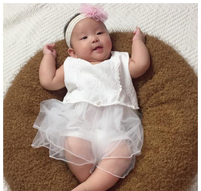 外面的世界|婴儿时常“蹬腿”,父母不要只顾着夸可爱,其中的深层原因别忽视