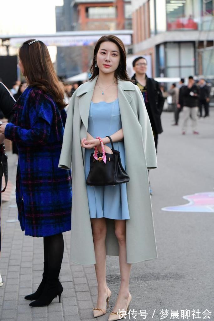 寒风 小姐姐哪像30岁的人，寒风中短裙配大衣，造型清新时尚！