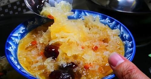 煮银耳时，直接下锅煮就废了，这样煮，银耳出胶多，好喝不上火