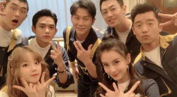 李晨撕名牌后心疼抱住baby,原以为是剧本