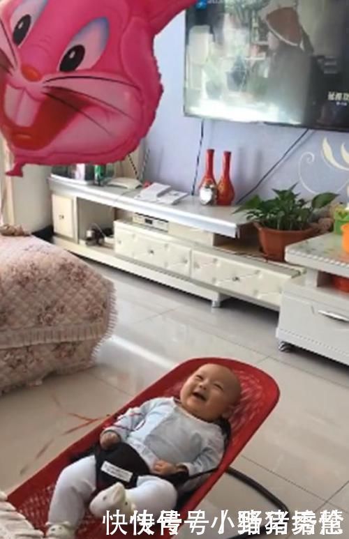 孩子|“最懒爸爸”火了,为偷懒想出哄娃妙招,宝宝一个人玩得不亦乐乎