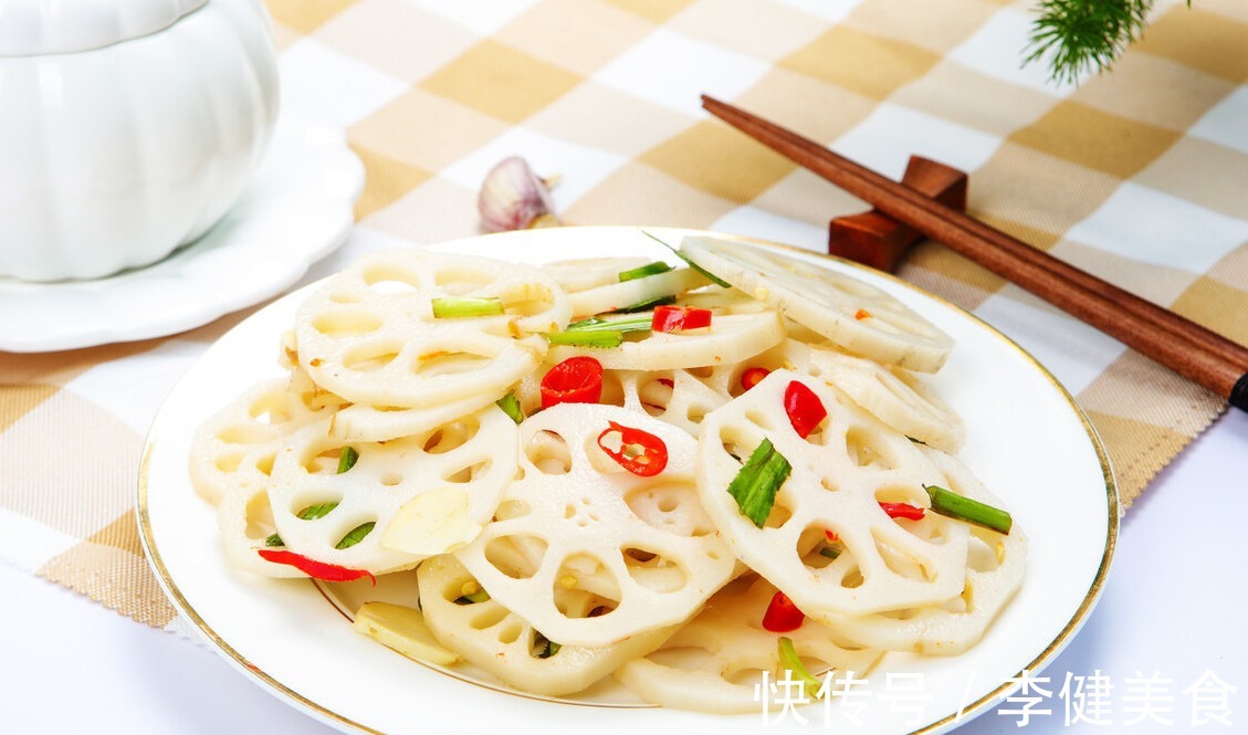 凉拌菜|做凉拌藕片,为啥一焯水就变黑大厨给你支两招,藕片洁白又脆嫩