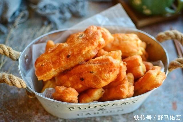 一个鸡蛋,一碗面粉,家庭版油条轻松做,看着就有食欲