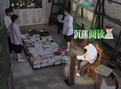 张艺兴|不愧是张老板！张艺兴在《向往5》里看书，书名相当霸道！
