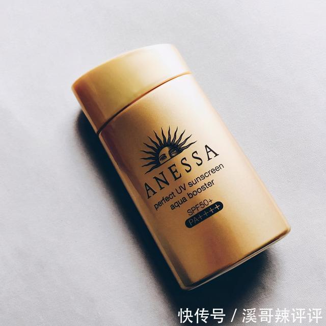 Angelababy晒化妆台Dior粉底有12瓶，爱用安耐晒