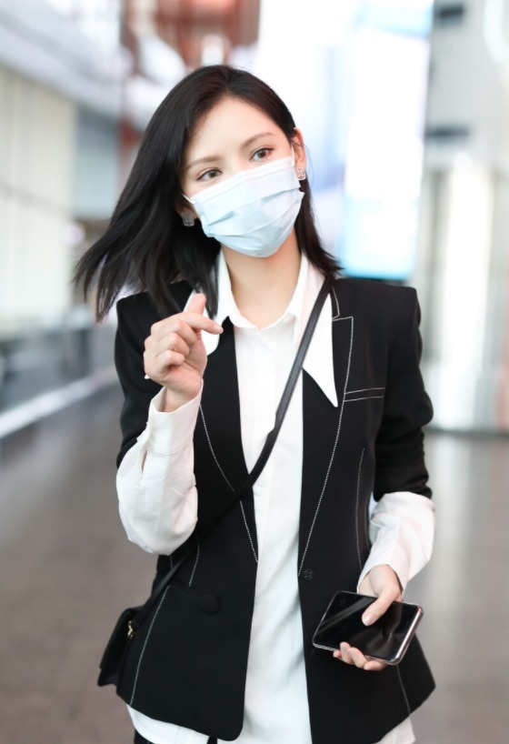 造型|张予曦真洋气,白衬衫配黑西装干练利落,秀出“漫画腿”真让人酸