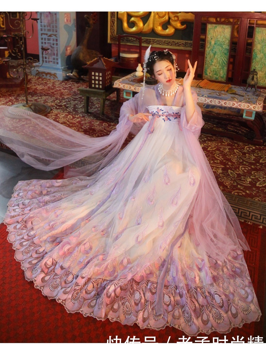 最近火了一种“孔雀”汉服,路人觉得很漂亮,同袍看了却直呼尴尬