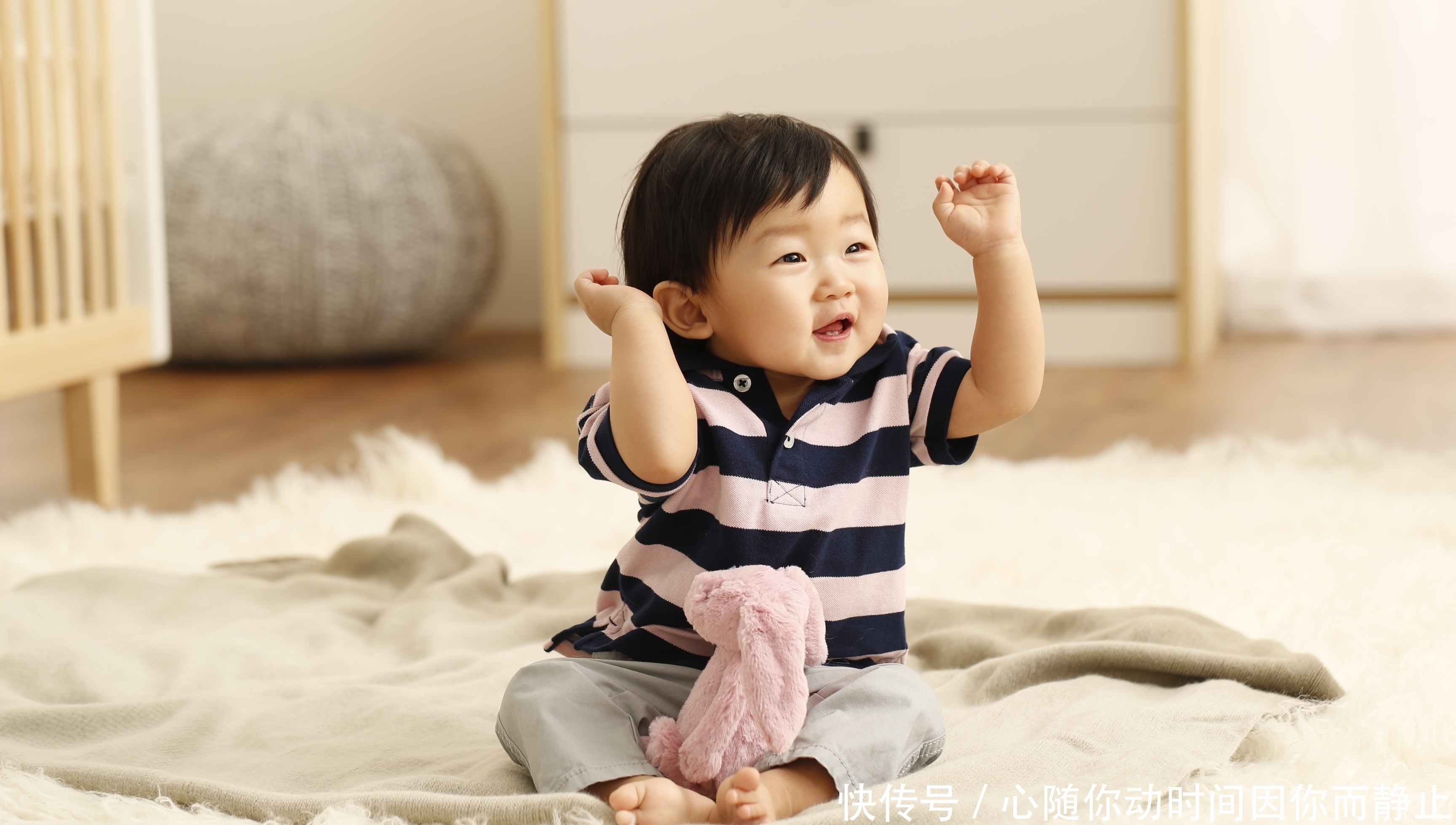 步骤|如何训练宝宝爬行?妈妈按照以下步骤来,不愁宝宝学不会