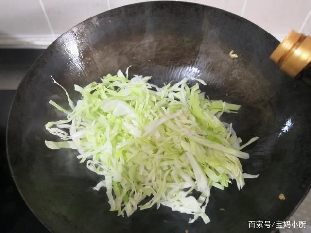 营养|天热,试试面条这吃法,蛋菜营养一锅省事,网友三十年没吃够