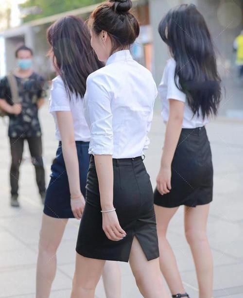 半裙搭配白衬衣，简单大方有气质，职场女生偏爱的穿搭