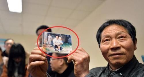 宝妈|公交车上女儿哭喊脚疼,宝妈低头一看立马报警,乘客夸赞孩子机智
