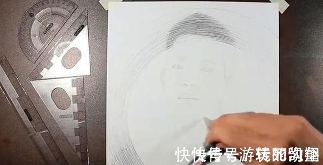 人像$美术生上课走神，开始用“圆规”画圈，最后画出完美人像惊艳全班