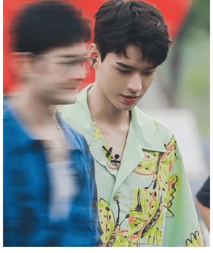 路透|龔俊《中餐廳》路透又來了！大長腿優(yōu)越，穿花蝴蝶襯衫卻清新脫俗