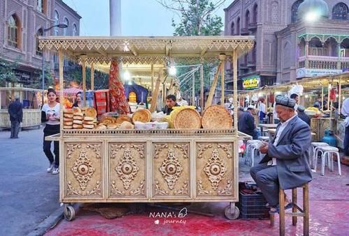  南疆的这个夜市，汇聚各种当地美食，非常有生活的气味