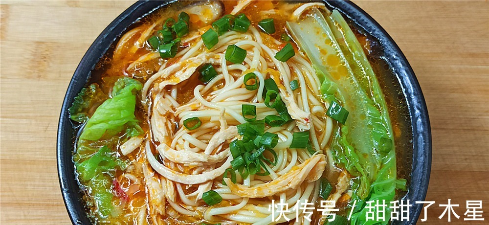 香菇|天热没有胃口给家人做一碗“金汤鸡丝面”,味道酸辣特别好吃!