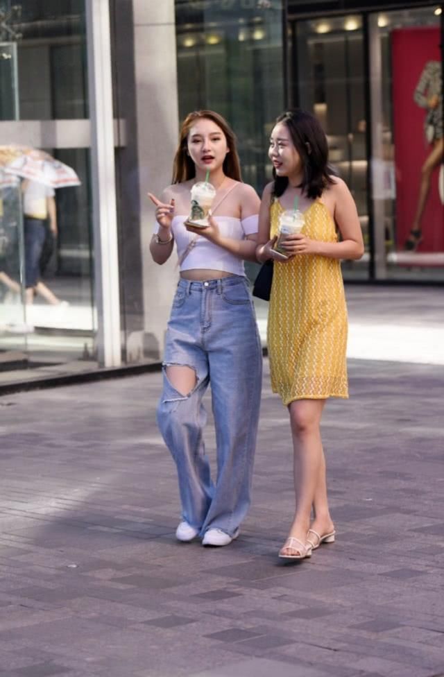 休闲时髦的搭配很显街头风，可以让你轻松打造靓丽的造型感