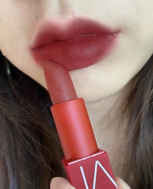 不想买太贵的口红？不如试试这几款好用的热门显白口红吧！