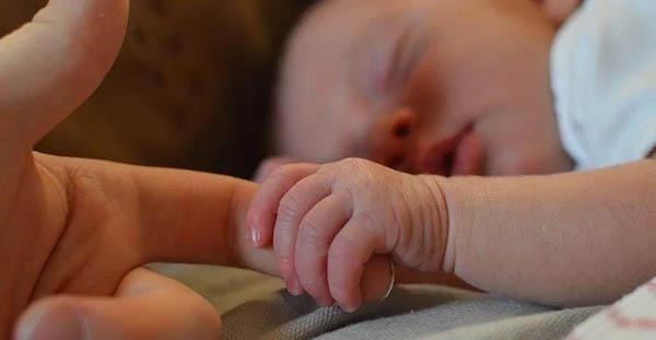 好处|新生儿该怎么睡医生建议抱着睡好处多,但过了这个月份要停止