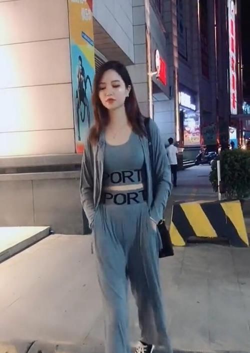 运动风格|户外穿搭运动风的小姐姐,贴身紧凑,丰满女人味十足