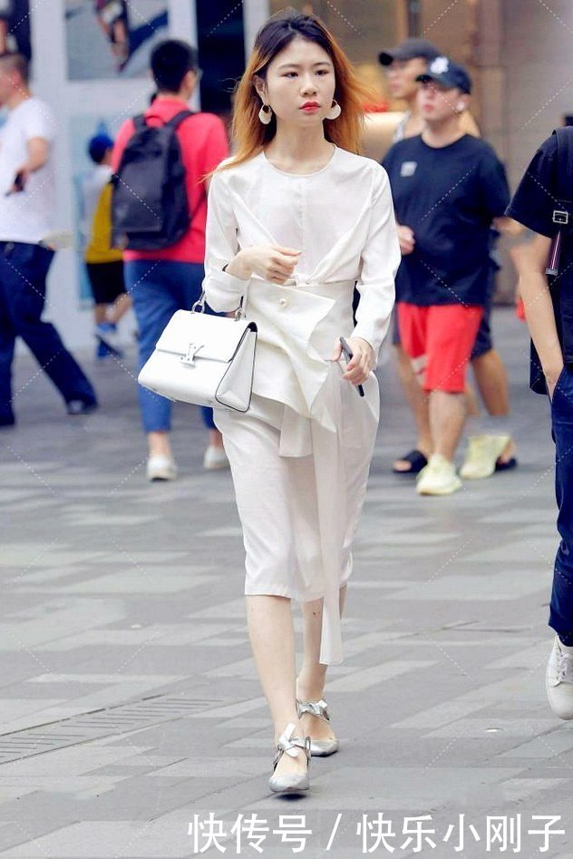 一条收腰连衣裙穿出效果，展示出非同一般的独特魅力