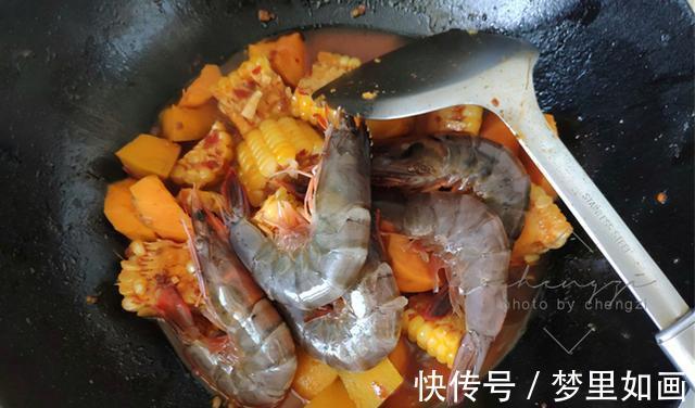 南瓜|46岁阿姨一人食午餐，焖一锅饭菜都有了，网友家里没矿，吃不起